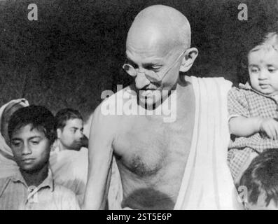 Mahatma Gandhi che gioca con il bambino - RILASCIO DEL MODELLO NON DISPONIBILE Foto Stock