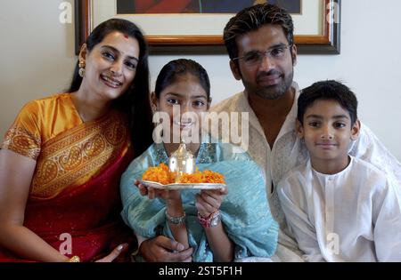 Indiano bollywood film attore Sunil shetty con famiglia NON MR Foto Stock