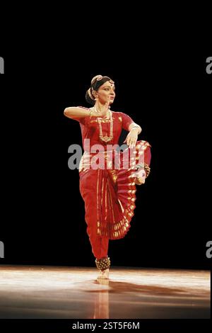 La ballerina classica indiana Malavika Sarrukkai esegue un assolo Bharat Natyam Dance, India - VERSIONE NON DISPONIBILE Foto Stock