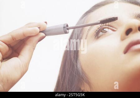 Donna di applicare il make-up Foto Stock