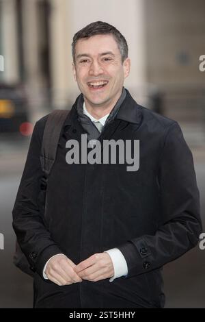 Londra, Regno Unito. 16 febbraio 2025. Il co-leader del Green Party Adrian Ramsay viene visto fuori dagli studi della BBC prima della domenica con la serie TV Laura Kuenssberg. Foto Stock