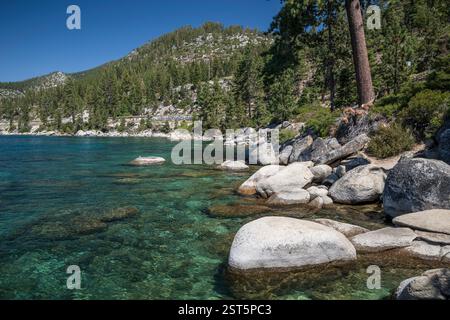 Il litorale roccioso del lago Tahoe in giornate di sole, con cielo blu su acque cristalline e trasparenti Foto Stock