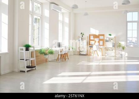 Moderno e vuoto, spazio ufficio loft con tavolo, sedie, pronto per riunioni aziendali, posto di lavoro Foto Stock