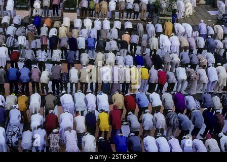 Ramzan id, popolo musulmano che prega, namaz, preghiere di massa nella moschea, bombay, mumbai, maharashtra, India, Asia Foto Stock