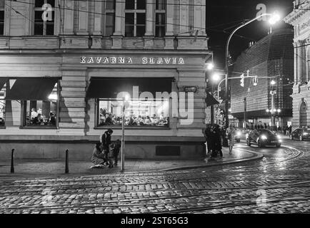 Vista serale del Cafe Slavia, Praga, Repubblica Ceca, Europa Foto Stock