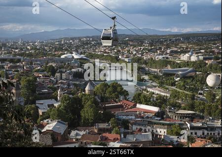 TBILISI, GEORGIA - 19 AGOSTO 2023: Vista aerea nel centro della città Foto Stock