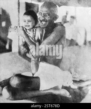 Mahatma Gandhi che gioca con un bambino durante il suo viaggio sulla SS Rajputana, settembre 1931 - RILASCIO DEL MODELLO NON DISPONIBILE Foto Stock