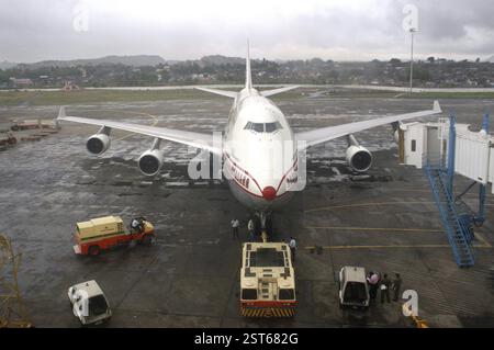Aeroplano, l'autobus Boeing 747 di Air India viene portato sulla pista presso il terminal 2C dell'Aeroporto Internazionale Chhatrapati Shivaji, a Bombay, ora Mumbai Foto Stock