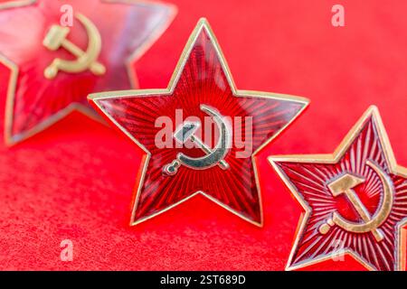 Immagine ravvicinata del distintivo sovietico del martello e della falce / insegne dell'esercito sovietico. Anche per il comunismo, la storia sovietica, l'impero russo e l'opressione. Vedere Note Foto Stock