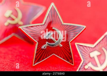 Immagine ravvicinata del distintivo sovietico del martello e della falce / insegne dell'esercito sovietico. Anche per il comunismo, la storia sovietica, l'impero russo e l'opressione. Vedere Note Foto Stock