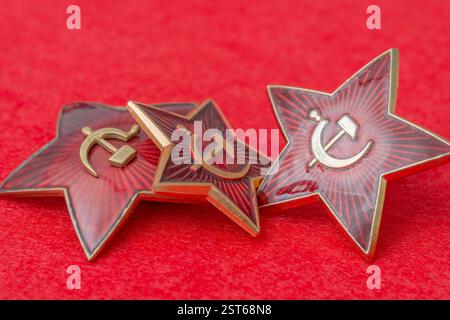 Immagine ravvicinata del distintivo sovietico del martello e della falce / insegne dell'esercito sovietico. Anche per il comunismo, la storia sovietica, l'impero russo e l'opressione. Vedere Note Foto Stock