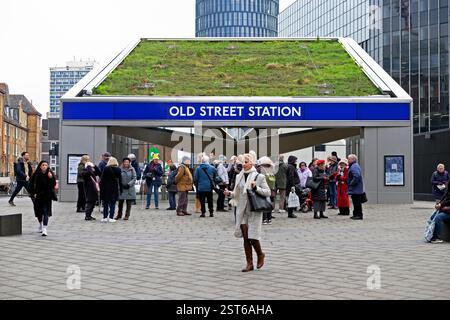 Gruppo di persone in visita fuori dalla nuova stazione di Old Street alla rotonda Silicon Shoreditch Londra Inghilterra Regno Unito KATHY DEWITT Foto Stock