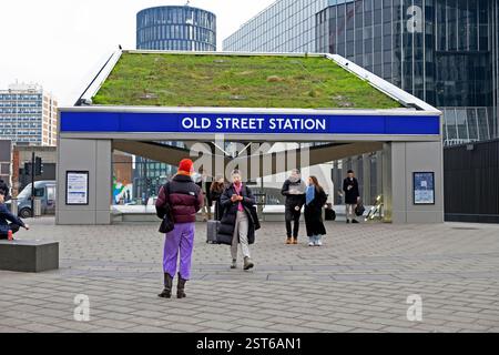 Persone all'esterno della New Old Street Station vista esterna dell'ingresso e tetto verde alla rotonda Silicon Shoreditch Londra Inghilterra Regno Unito KATHY DEWITT Foto Stock