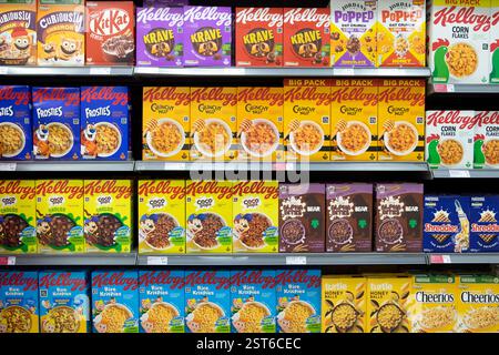 File di scatole cartoni di cereali da colazione sugli scaffali del Waitrose Supermarket di Londra Inghilterra Regno Unito Gran Bretagna 2025 KATHY DEWITT Foto Stock