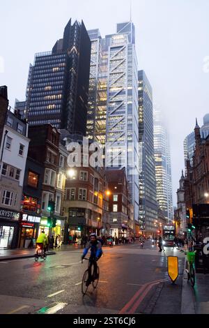Vista notturna di ciclisti e grattacieli alti edifici torri illuminate su Bishopsgate vicino alla stazione di Liverpool Street a Londra Inghilterra Regno Unito 2025 KATHY DEWITT Foto Stock