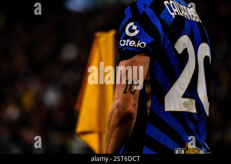 Un'interruzione del tatuaggio Hakan Calhanoglu dell'Inter Milan durante la partita di serie A tra Juventus FC e FC Internazionale allo stadio Allianz di febbraio Foto Stock
