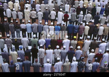 Ramzan ID, popolo musulmano che prega, Namaz, preghiere di massa, Bombay Mumbai, maharashtra, India, Asia Foto Stock