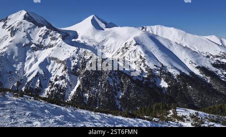 Vista aerea sulle montagne Pirin con cime rocciose ricoperte di neve. Vista invernale della stazione sciistica di Bansko in Bulgaria Foto Stock