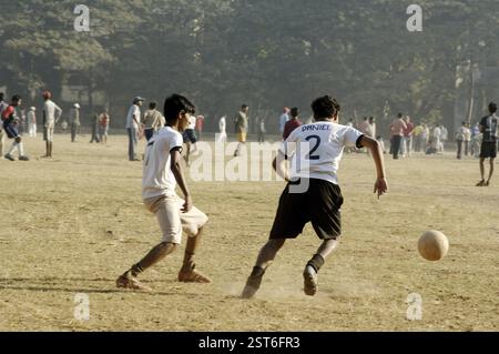 Ragazzi indiani che giocano a football al parco giochi di Bombay Mumbai, Maharashtra, India, Asia Foto Stock