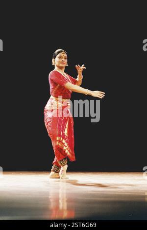 La ballerina classica indiana Malavika Sarrukkai esegue un assolo Bharat Natyam Dance, India - VERSIONE NON DISPONIBILE Foto Stock