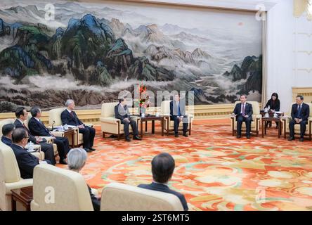 Pechino, Cina. 17 febbraio 2025. Il vice Premier cinese He Lifeng, anche membro dell'Ufficio politico del Comitato centrale del Partito Comunista Cinese, incontra una delegazione d'affari giapponese in visita in Cina presso la sala grande del popolo a Pechino, capitale della Cina, 17 febbraio 2025. Crediti: Zhai Jianlan/Xinhua/Alamy Live News Foto Stock