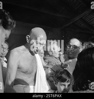 Il Mahatma Gandhi e Pyarelal Nayar portando la sua nipote Nandini al Sevagram Ashram, wardha, Maharashtra, India, Agosto 1944 - MODELLO DI RILASCIO NON DISPONIBILE Foto Stock