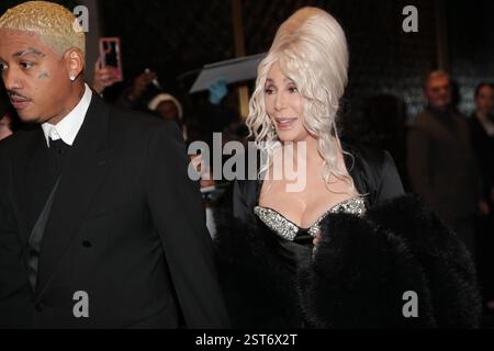 NEW YORK, NEW YORK - 16 FEBBRAIO: Cher e Alexander Edwards sono visti arrivare prima di 'SNL50: The Anniversary Special' il 16 febbraio 2025, a New York. La coppia, nota per le loro apparizioni eleganti, è stata avvistata entrare nel Rockefeller Center prima dell'attesissimo evento che celebrava i cinque decenni del "Saturday Night Live". La notte piena di stelle ha riunito alcuni dei più grandi nomi dell'intrattenimento per onorare l'eredità dell'iconico spettacolo comico di sketch. (Foto: Giada Papini Rampelotto/EuropaNewswire). Foto Stock