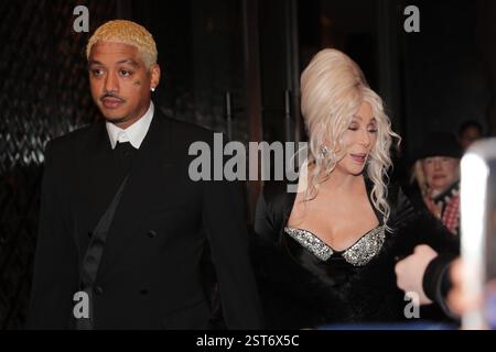 NEW YORK, NEW YORK - 16 FEBBRAIO: Cher e Alexander Edwards sono visti arrivare prima di 'SNL50: The Anniversary Special' il 16 febbraio 2025, a New York. La coppia, nota per le loro apparizioni eleganti, è stata avvistata entrare nel Rockefeller Center prima dell'attesissimo evento che celebrava i cinque decenni del "Saturday Night Live". La notte piena di stelle ha riunito alcuni dei più grandi nomi dell'intrattenimento per onorare l'eredità dell'iconico spettacolo comico di sketch. (Foto: Giada Papini Rampelotto/EuropaNewswire). Foto Stock