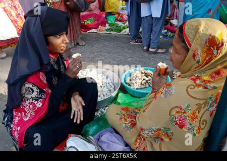 Donne che bevono tè da tazze usa e getta a Viayapura (Bijapur), Karnataka, India Foto Stock