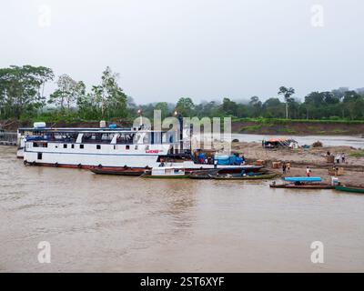 Caballococha, Perù - Sep, 2019: Traghetti sulla riva del Rio delle Amazzoni durante il mare a bassa acqua. Amazzonia, Sud America. Foto Stock