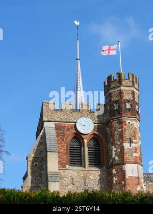 St Mary's Church Tower battente bandiera di St George, Hitchin, Hertfordshire, Inghilterra, Regno Unito Foto Stock