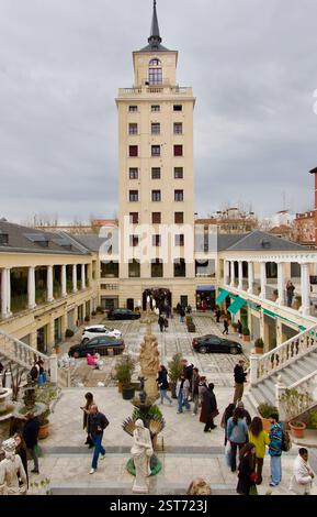 Torre nel negozio di antiquariato Galerias Piquer Anticuarios in una piazza al di fuori del mercato di via El Rastro nel centro della città Madrid Spagna Europa Foto Stock