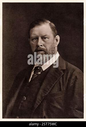 Abraham Stoker, meglio conosciuto come Bram Stoker (1847-1912), autore irlandese meglio conosciuto per il suo romanzo horror gotico Dracula pubblicato per la prima volta nel 1897. Fotografia di una carta de visite originale del 1906 di W. & D. Downey fotografi, Londra. Crediti: Collezione privata / AF fotografie Foto Stock