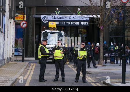 Londra, Regno Unito. 17 febbraio 2025. I manifestanti di Extinction Rebellion spruzzano l'esterno del Post Building - dove la società di consulenza manageriale McKinsey & Company ha uffici, con vernice nera come altri due occupano la tenda. Il gruppo mira a richiamare l'attenzione sui collegamenti dell'azienda con l'industria dei combustibili fossili e chiede loro di tagliare i legami con i clienti del petrolio e del gas. Credito: Fotografia dell'undicesima ora/Alamy Live News Foto Stock