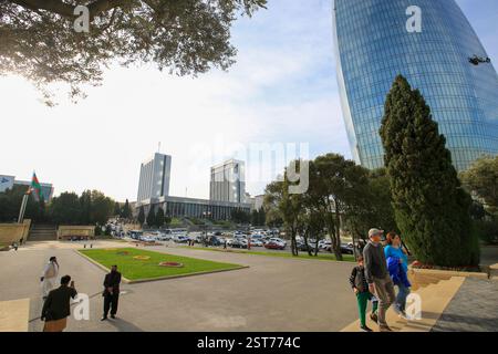 Il Parlamento azero e la Torre della fiamma sono visti a Baku Foto Stock
