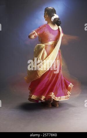Kathak, donna che esegue la danza classica dell'India MR#332 Foto Stock