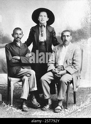 Gandhi, segretaria Sonia Schlesin, amico dottor Hermann Kallenbach, 1913 fotografia ha portato Kallenbach Inghilterra tuta con colletto cucito piegato Foto Stock