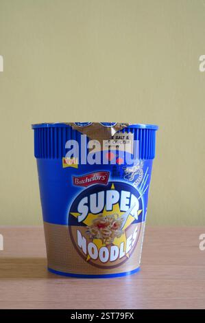 Super tagliatelle cinesi al sale e al pepe di Batchelor Foto Stock