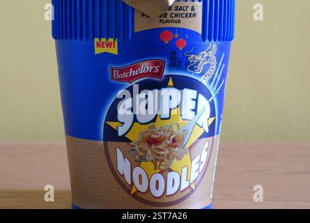 Super tagliatelle cinesi al sale e al pepe di Batchelor Foto Stock