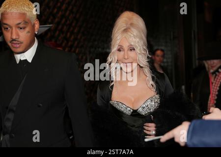 NEW YORK, NEW YORK - 16 FEBBRAIO: Cher e Alexander Edwards sono visti arrivare prima di 'SNL50: The Anniversary Special' il 16 febbraio 2025, a New York. La coppia, nota per le loro apparizioni eleganti, è stata avvistata entrare nel Rockefeller Center prima dell'attesissimo evento che celebrava i cinque decenni del "Saturday Night Live". La notte piena di stelle ha riunito alcuni dei più grandi nomi dell'intrattenimento per onorare l'eredità dell'iconico spettacolo comico di sketch. (Foto: Giada Papini Rampelotto/EuropaNewswire). Foto Stock