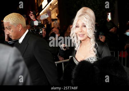 NEW YORK, NEW YORK - 16 FEBBRAIO: Cher e Alexander Edwards sono visti arrivare prima di 'SNL50: The Anniversary Special' il 16 febbraio 2025, a New York. La coppia, nota per le loro apparizioni eleganti, è stata avvistata entrare nel Rockefeller Center prima dell'attesissimo evento che celebrava i cinque decenni del "Saturday Night Live". La notte piena di stelle ha riunito alcuni dei più grandi nomi dell'intrattenimento per onorare l'eredità dell'iconico spettacolo comico di sketch. (Foto: Giada Papini Rampelotto/EuropaNewswire). Foto Stock