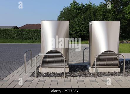 Moderne pompe di calore per il riscaldamento di fronte a una casa Foto Stock