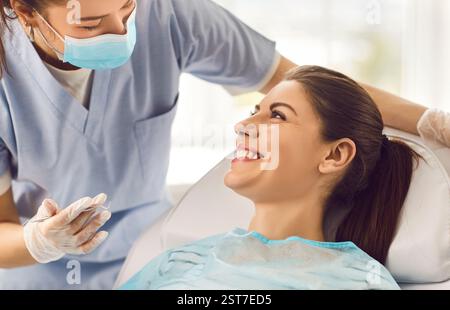 Ortodontista che esamina la bocca e i denti del paziente in clinica Foto Stock