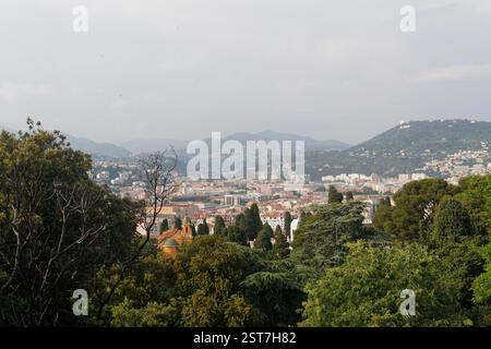 Vista su Nizza (Francia) con la natura circostante in una giornata nuvolosa. Foto Stock