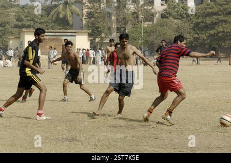 Ragazzi indiani che giocano a football al parco giochi di Bombay Mumbai, Maharashtra, India, Asia Foto Stock