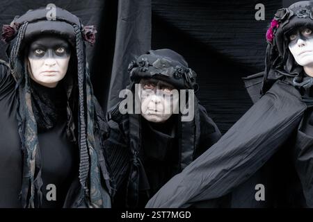 Londra, Regno Unito. 17 febbraio 2025. I membri della troupe mimo attivista di Oil Slickers, vestiti di nero, sono visti come attivisti per il clima dalla ribellione dell'estinzione protesta all'esterno e occupano il tetto d'ingresso di McKinsey & Company, invitando i consulenti di gestione a "tagliare i legami" con l'industria dei combustibili fossili responsabile del riscaldamento globale. Crediti: Ron Fassbender/Alamy Live News Foto Stock