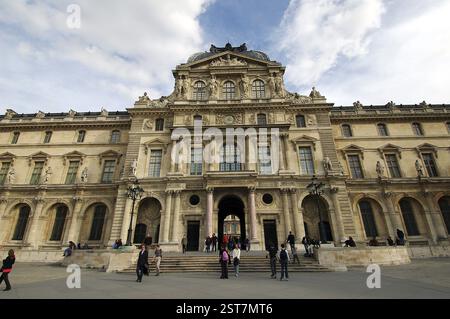 Facciata imponente del Museo del Louvre, Parigi, Francia, Europa Foto Stock