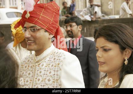 Sposo indiano Gujarati, indossando turbante e cappotto ricamato chiamato "Shervani" con sua sorella il giorno del suo matrimonio, India Model Release 667 e 665 Foto Stock
