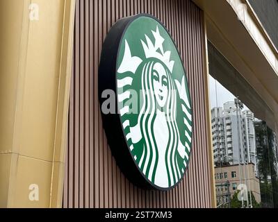 Nanning, Cina - febbraio 27. 2024: Cartello Starbucks Coffee Shop. Foto Stock