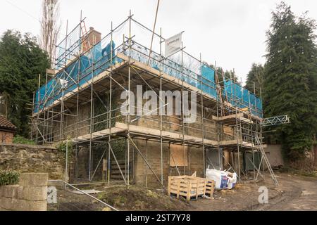 Una casa in pietra abbandonata in fase di ristrutturazione, Inghilterra, Regno Unito Foto Stock